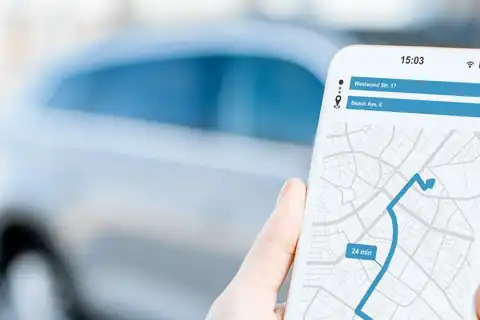 Teléfono mostrando el tracking de una ruta de transporte en tiempo real