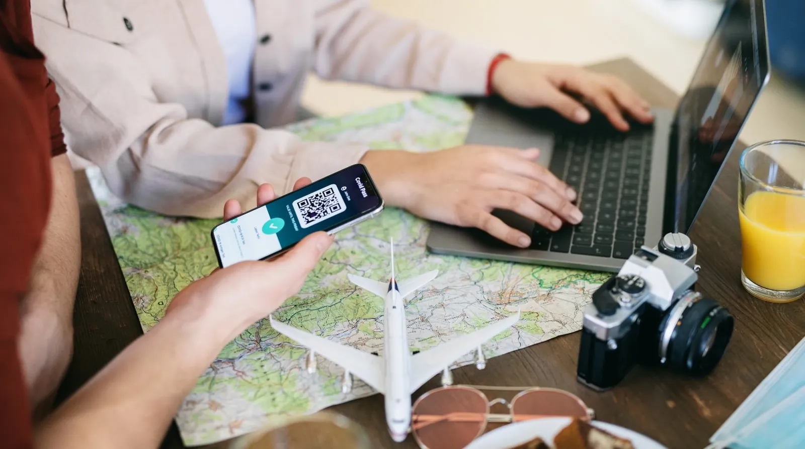 Clientes planificando un viaje y solicitando transporte desde su teléfono