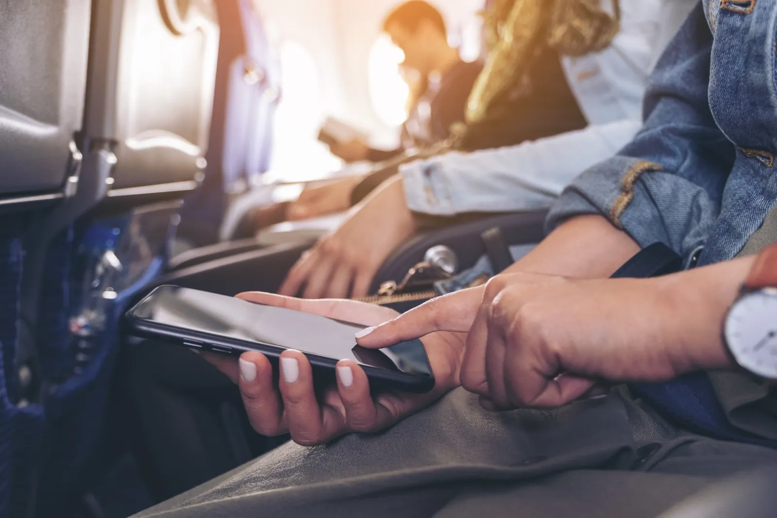 Cliente solicitando transporte desde su teléfono durante el viaje