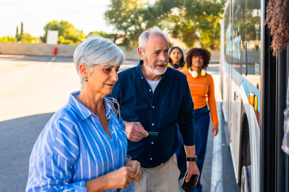 Pasajeros abordando un autobús en la parada